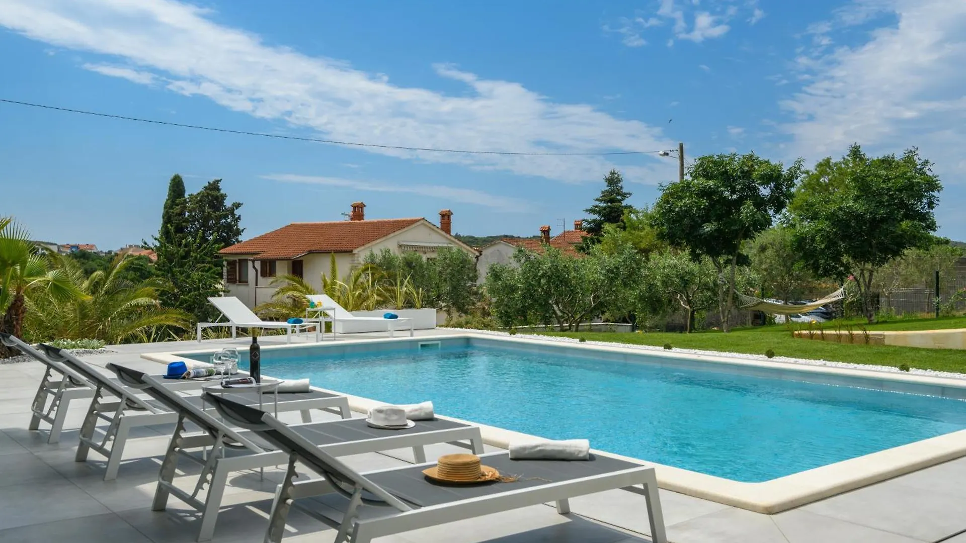 Luxury Villa Luni With Big Private Pool And Hot Tub In Medulin 普拉