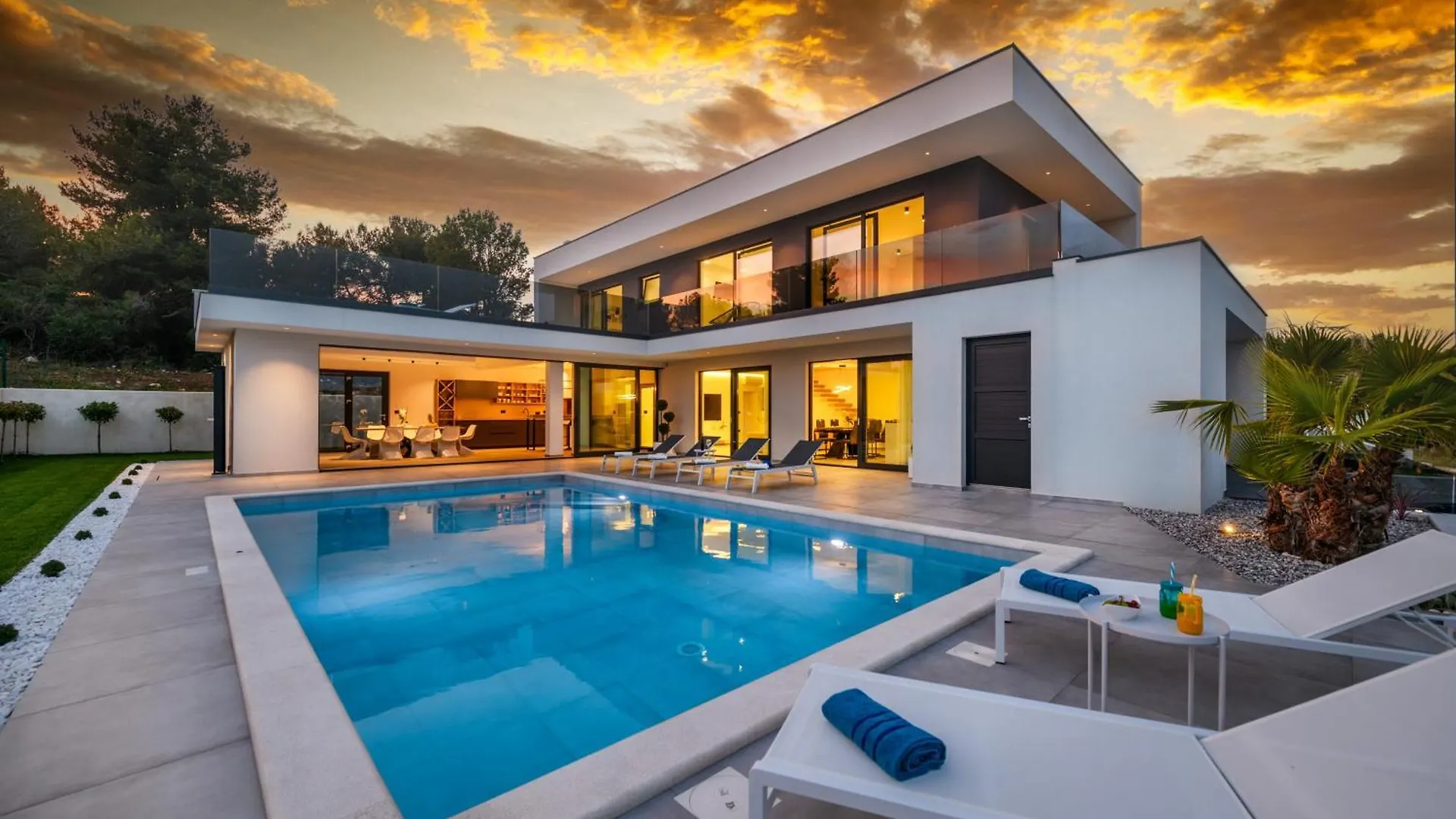 Luxury Villa Luni With Big Private Pool And Hot Tub In Medulin 普拉